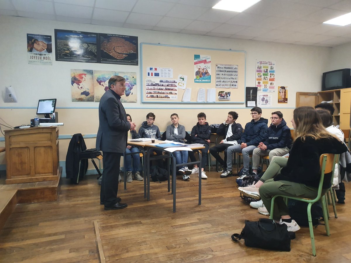 FougeresJA's tweet photo. Les 4èmes et 3èmes du collège ont participé à un Forum des Métiers. Il s’agissait de rencontrer près de 15 professionnels tous de secteurs différents dans le but de découvrir différents métiers mais aussi de se faire une idée des études nécessaires pour certaines professions. https://t.co/1XFZdvLpJs