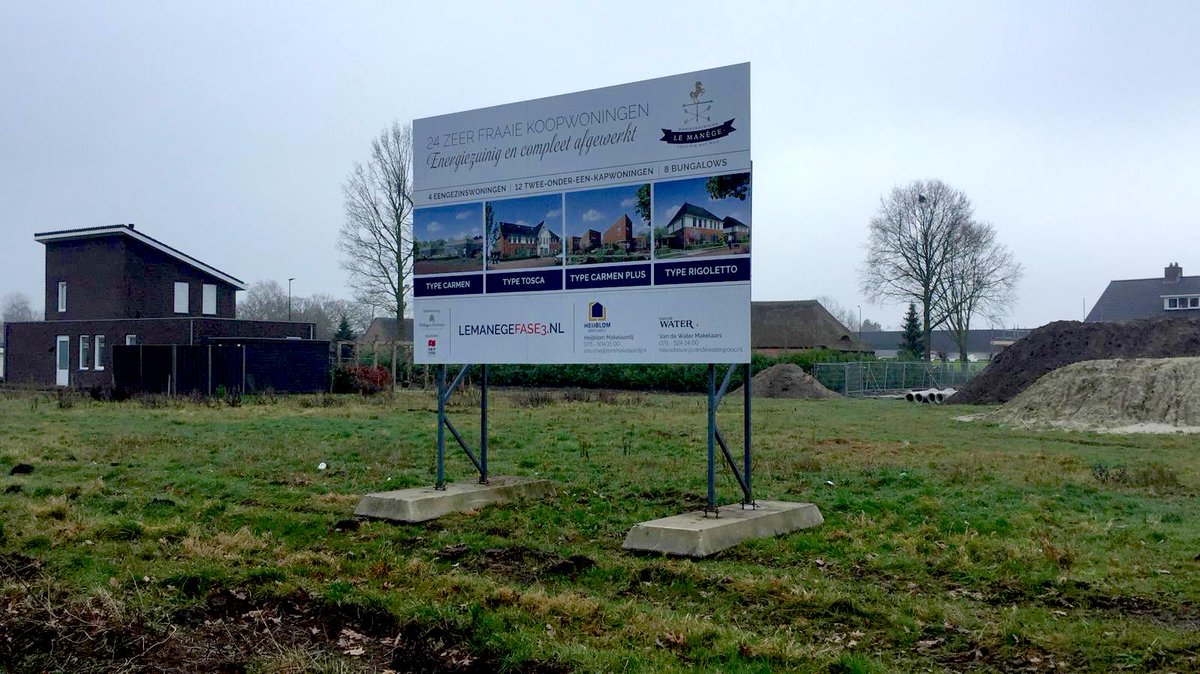 Half maart wordt in #Oudenbosch gestart met de bouw van fase 3 van “Le Manege”. Er worden in deze fase 24 woningen gebouwd. Wij voorzagen ons eerder geplaatste #projectbord van een nieuwe uiting die deze nieuwe fase aankondigt. projectbord.nl