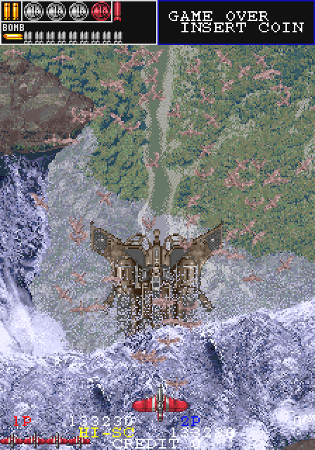 私はガンフロンティアが特に好きですが、あの強力な画と演出の数々は仙波隆綱という存在自体がビデオゲームの表現領域を大いに拡張させた瞬間でした。それが最初に世に問われた作品であり、スカイガバメントの登場シーンは文字表現では描き切れない美しさでした。これがほぼ90年のゲーム。恐ろしい。