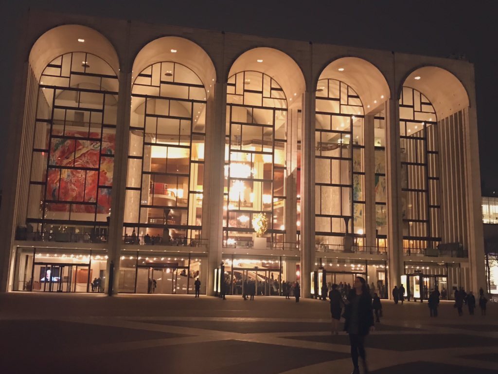 @openspacer’s Così had me skipping through the aisles @MetOpera last night. Beautifully wicked Don Alfonso from @GeraldFinley and my first time hearing @NicoleCar_Opera 🤩 - wow 🎇.