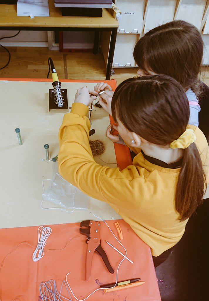 Löda elektronik i experimentverkstad <a href="/skarpnacksnytt/">Skarpnäcks Nyheter</a> <a href="/skarpnack/">Skarpnäcks sdf</a>