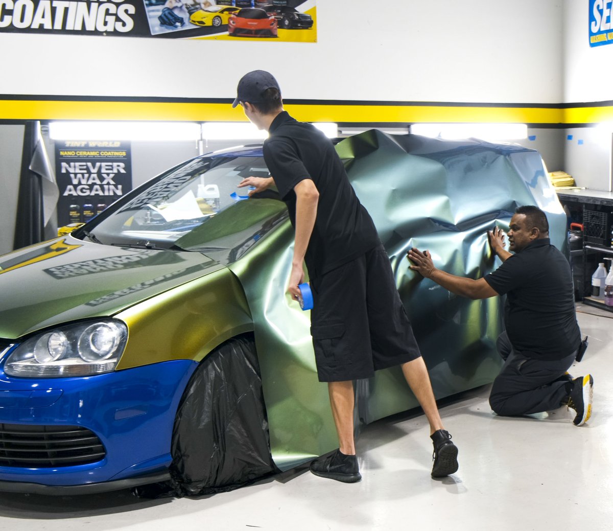 TintWorld's tweet photo. It’s all in the details with this #VolkswagenR32. @AveryDennison Satin Fresh Spring and Black Carbon Fiber #VinylWrap#LimitedEdition #VinylWrap #Avery #AveryWrap #Volkswagen #R32 #CarbonFiber #ColorFlip https://t.co/bWautzzhYH
