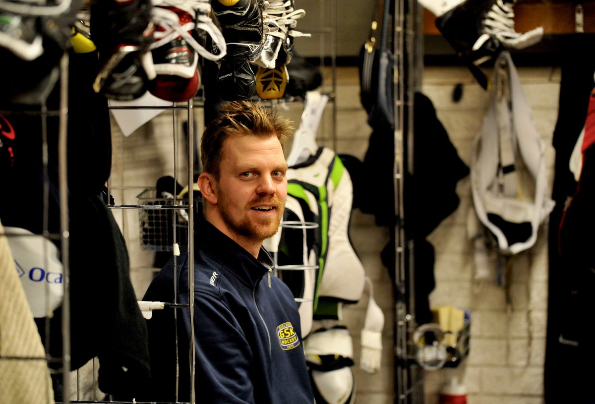 På söndag jubilerar Patrik Linander.
Samtidigt kan det vara hans sista match i karriären.
Här får <a href="/GSKhockey/">GSK-Hockey.se</a> kapten reda på sin spektakulära statistik: "Det är ju faktiskt rätt otroliga siffror"
Och så tar han ut sin drömfemma från alla år i Gislaved.
vn.se/article/det-ar…