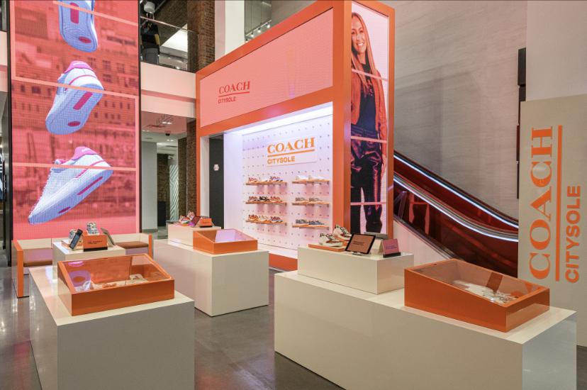 VisualCiti's tweet photo. Coach | CitySole Pop Up @ Foot Locker 👟
.
.
.
#visualciti #visualsoflife #visualmerchandising #merchandising #storedesign #visualprops #signage #custom #Coach #PopUp #fixtures https://t.co/TtFEySDZK4