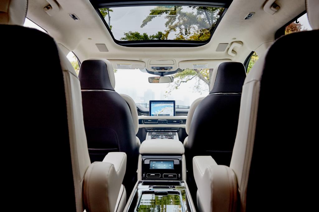 LincolnMotorCo's tweet photo. Fortunately, it's a "stay inside" kind of day. #LincolnAviator

*Available at participating Black Label dealers https://t.co/8c4nDKOFEd