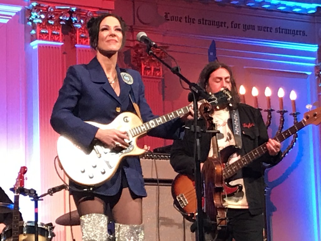 AmericanaHiways's tweet photo. Amanda Shires @amandashires #atmosphereless @sixthandI @davecobb7 @thehighwomen @jasonisbell #laedwards https://t.co/8ylGvkxBLT https://t.co/J1MYZcXJZi