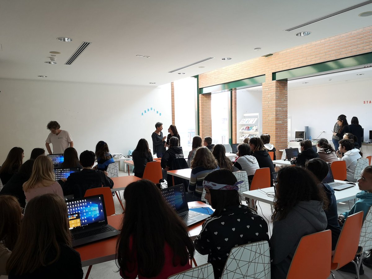 AlisaQuaresmini's tweet photo. Al via il laboratorio "Stickers" c/o #TilaneDigitalFab comune @pad_dugnano e @FormazioneCsbno per lo scambio culturale @icscrocipaderno - Collège Charles Dullin - "Memoria e Progresso" https://t.co/JUacEei6kT