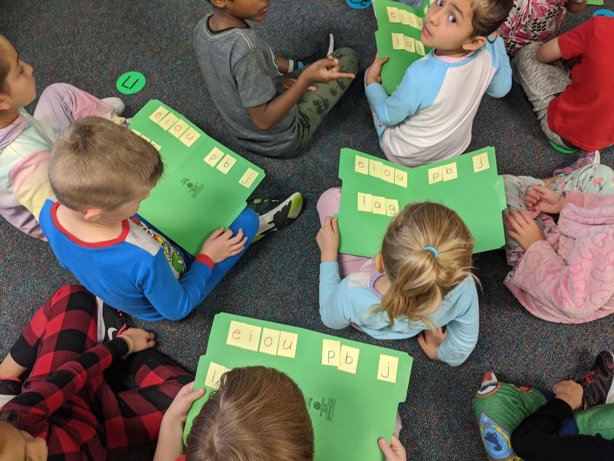 KinderRangers's tweet photo. Making words with our amazing Vowel Power! @TCRWP @RoanokeRangers @MrsDi_RES @NorthwestELA https://t.co/wDMf4QiHSa