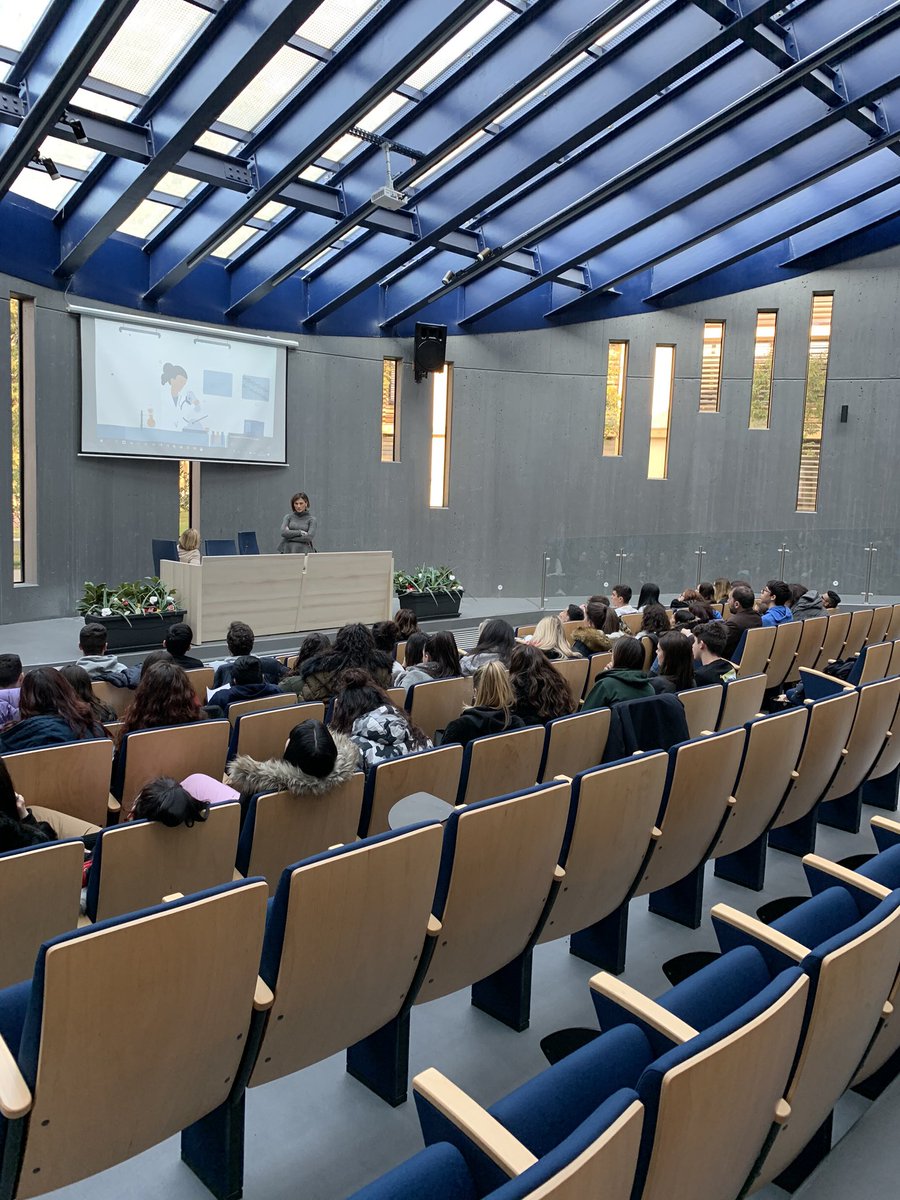 Come si organizza un evento? A spiegarlo agli studenti della scuola Daverio/casula/nervi di Varese, Lorella Termine di Novartis. #univa #generazionedindustria