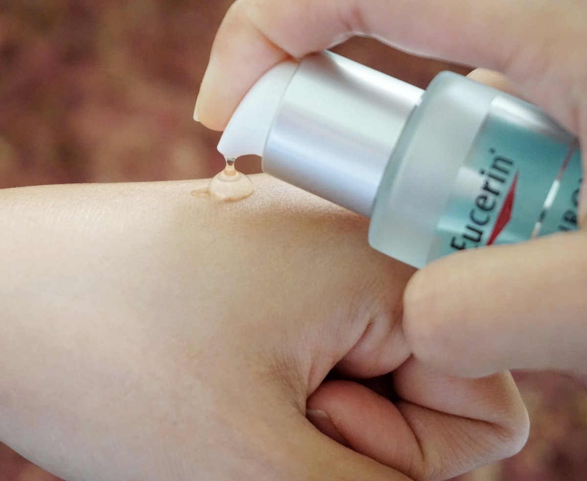 MKingkarn's tweet photo. บอกตรงว่าตั้งแต่ได้น้อง Eucerin #HyaJelly มาคือได้ลองใช้ทุกวันและชอบมากกกก รู้สึกได้ตั้งแต่เริ่มใช้เลยว่าผิวมีการกักเก็บน้ำจริง ชุ่มชื้นขึ้น เพราะตัวนี้มีเทคโนโลยี #JellyLockTechnology ไฮยาเข้มข้น 3 เท่า ง่ายๆคือ ซึมลึกดีม๊าก โดยเฉพาะชาวผิวแห้งเชื่อเราเถอะ เวิค https://t.co/cZQKtf5kxe