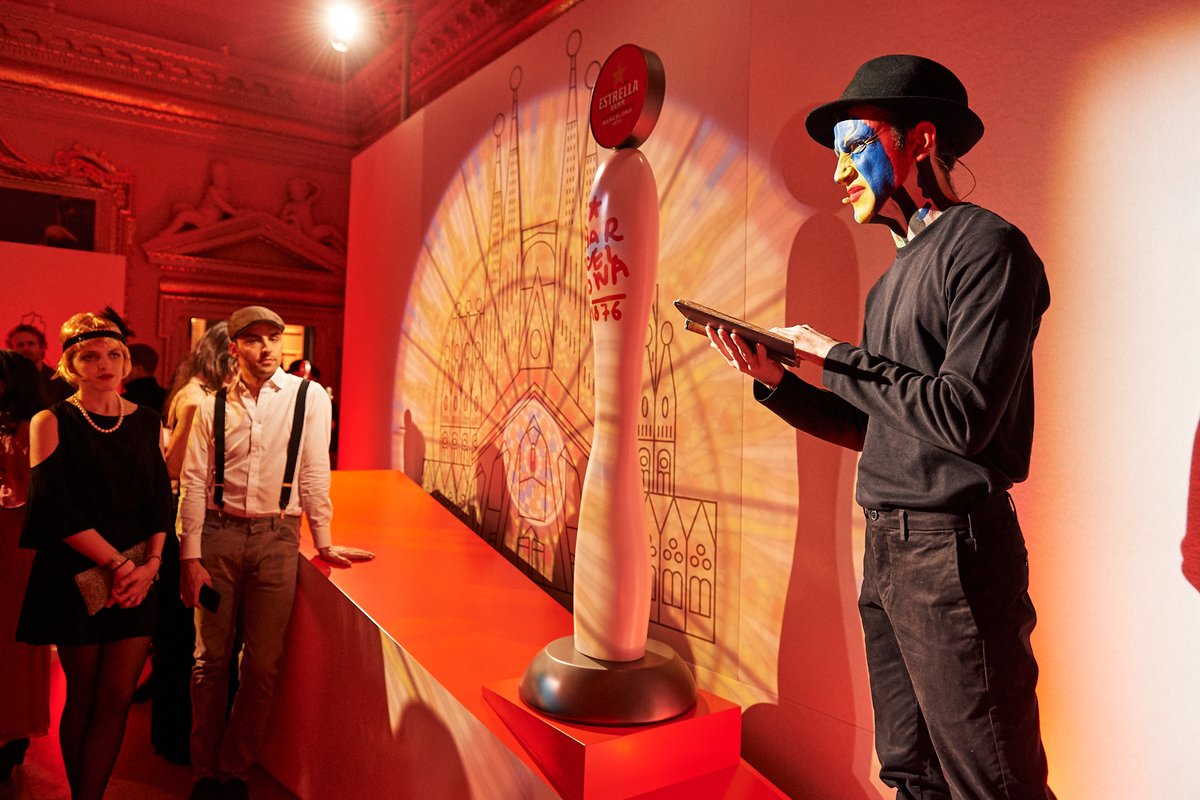 EstrellaDammUK's tweet photo. Saturday's Barcelona Modernisme night at the @royalacademy celebrated Spanish culture with an evocative evening of art, music, Estrella Damm and their latest exhibition #PicassoandPaper. For more information and tickets, see here: https://t.co/YZ1lQsiCwR #RALates https://t.co/TXxnWR1OUQ