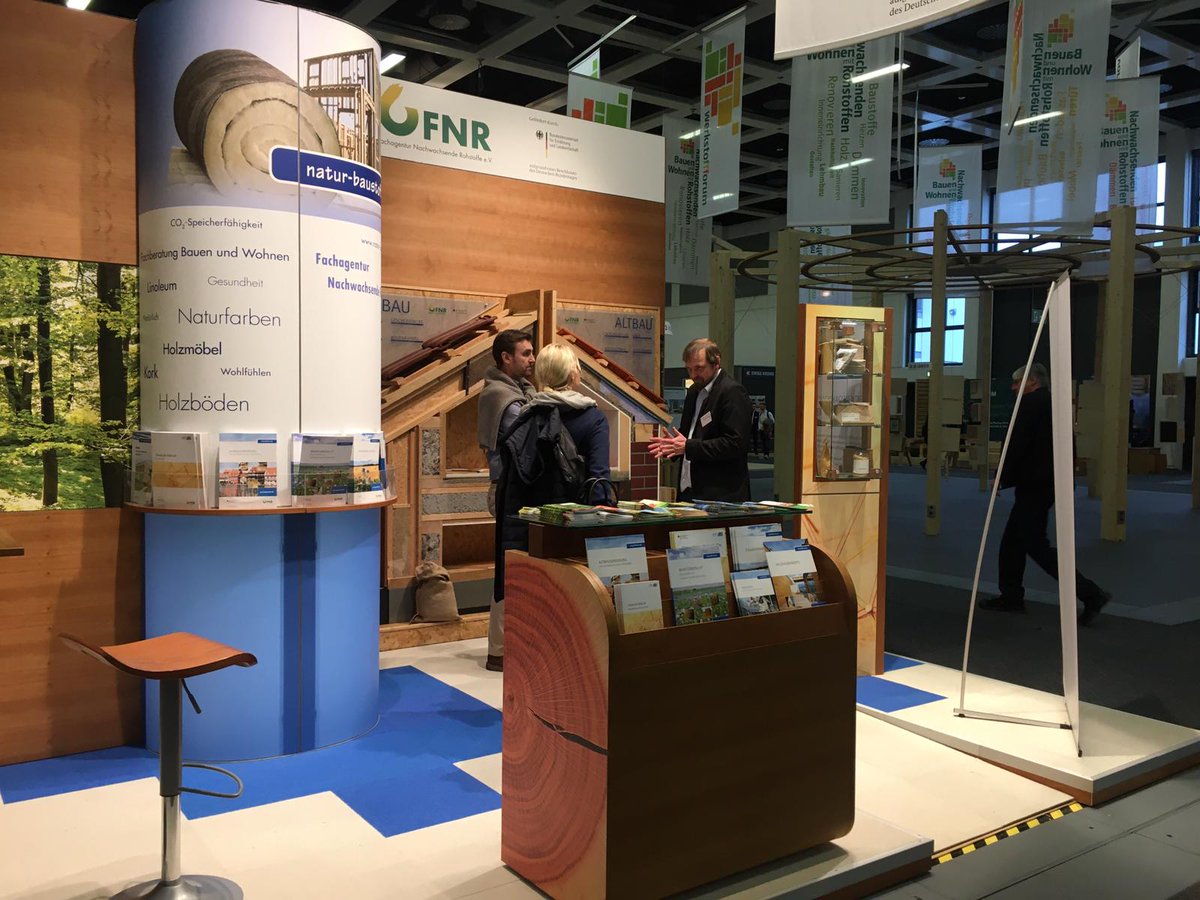 kiwuh_fnr's tweet photo. Besucht uns noch bis Fr auf der #bautec Messe in Berlin. Es erwarten euch jede Menge Infos, Broschüren und Exponate zum #Bauen mit nachwachsenden Rohstoffen. Heute überraschte uns ein Redaktionsteam von @ARTEde mit einem Interview zum Thema #Strohbau. Wir haben uns sehr gefreut! https://t.co/Jl5LVegpgp