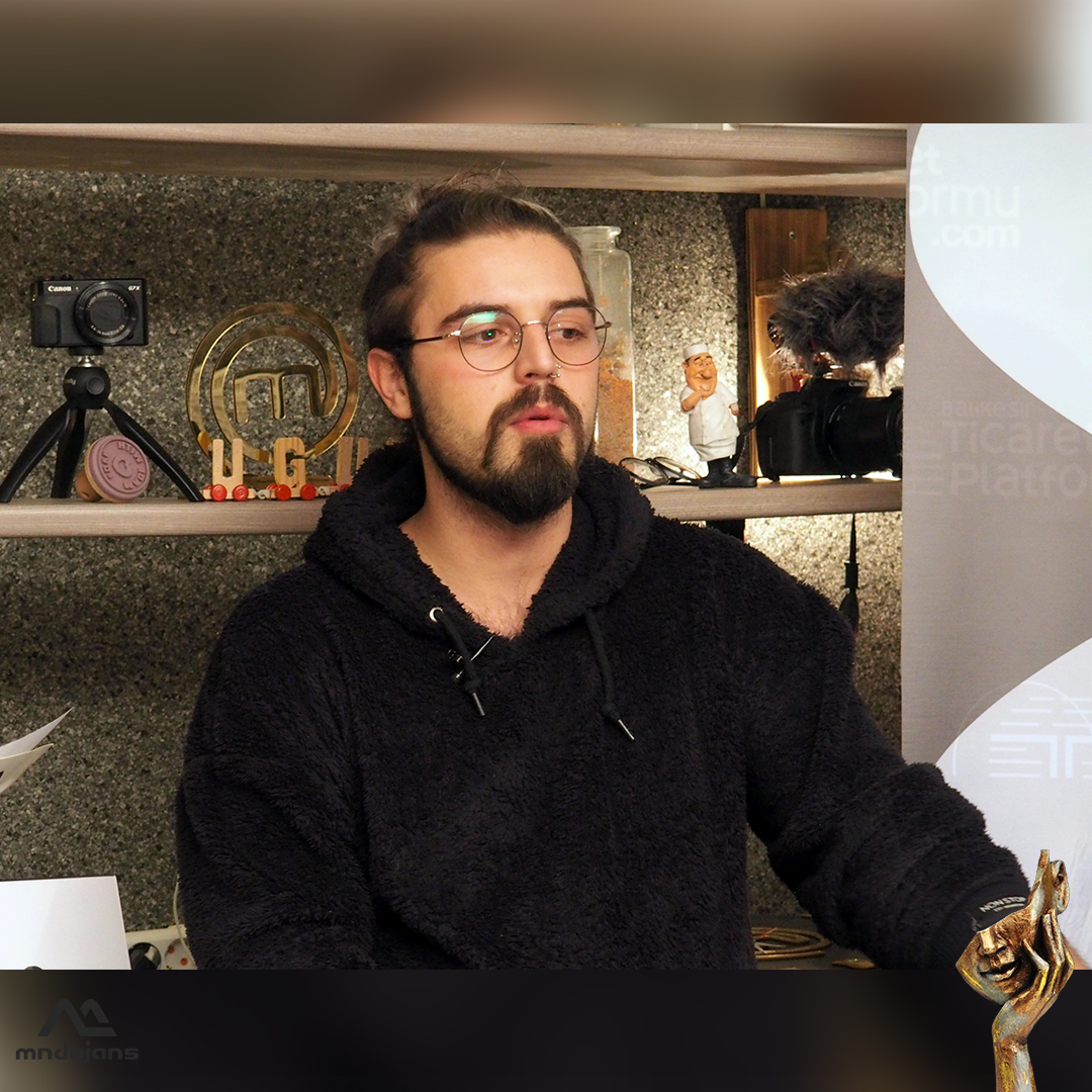 MasterChef Türkiye'nin İlk Şampiyonu Uğur Kardaş ile röportajımızı gerçekleştirdik. Samimiyeti, Girişimciliği, Başarı Arzusu ve Net Duruşu ile "100 Yüze - Çanakkale" Kitabımızda yer aldığı için kendisine teşekkür ederiz.

#100YüzeKitap #100Yüze #Çanakkale #mndajans