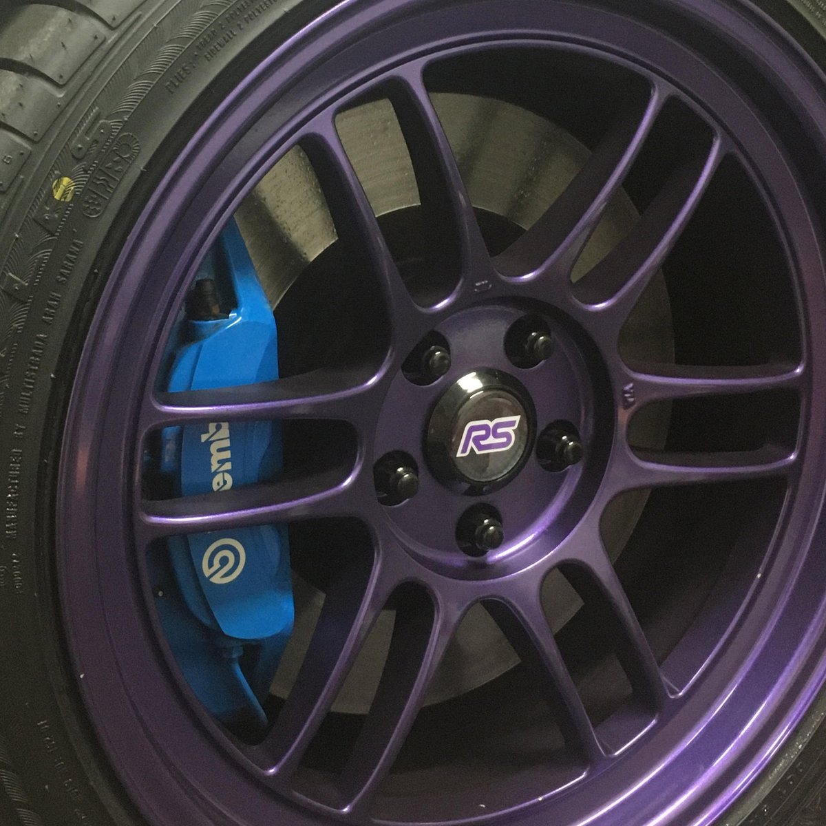 FlatOutGraphics's tweet image. Our latest set of custom #RPF1 caps out in the wild! Carbon fiber background with two-color #FocusRS logo.