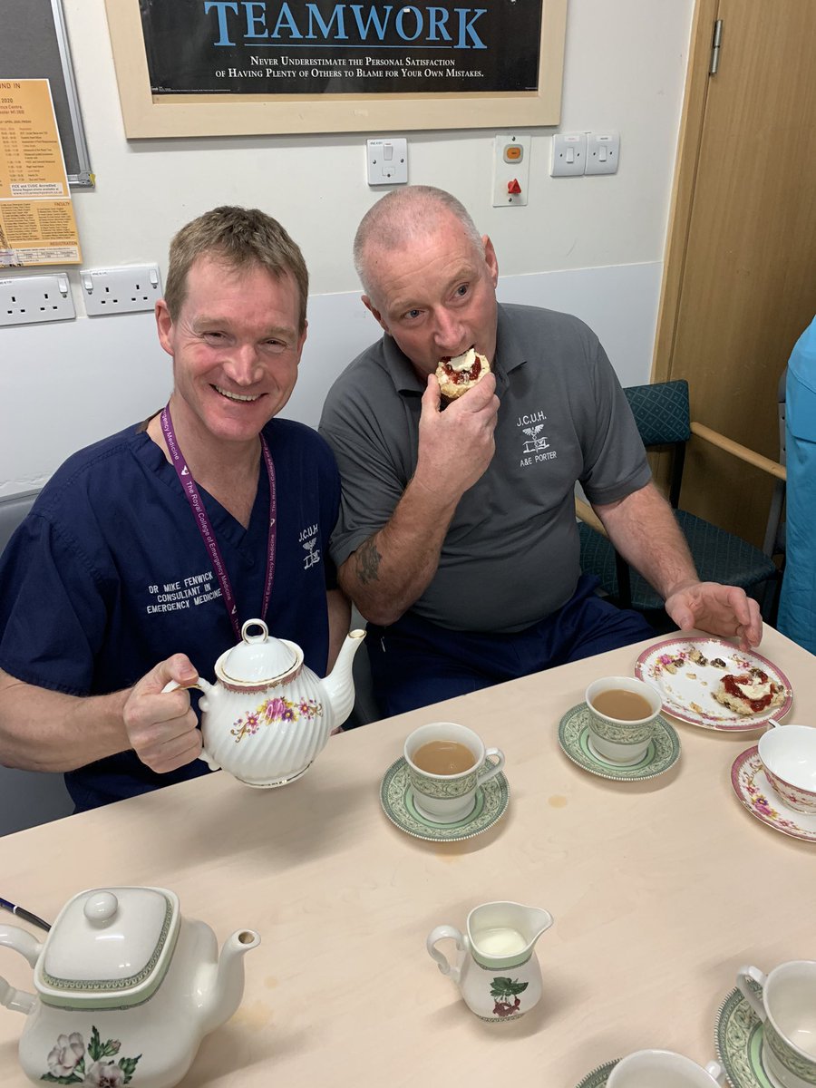 hanbean80's tweet photo. It’s Wednesday! It’s 3pm! It’s tea and scone time ☕️ 🎂 #teamwork #chattywednesday https://t.co/JcPp5W8Rh4
