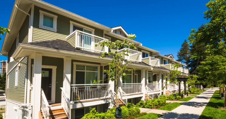 Benefits, risks, and responsibilities.. here's why the differences between #townhouses and #condos matter. #movingtips bit.ly/2T0tBe3