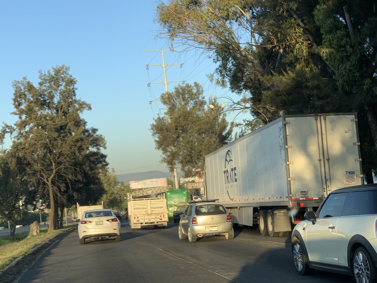 DeyBeaN's tweet photo. @IMEPLAN @JaliscoVial @zona3noticias @Trafico_ZMG @PabloLatapi @torreszam @hederzona3 Caos vial en LzCardenas de nodo revolución a Expo ganadera por obras en Lateran y además vialidad deteniendo trailers en la única salida a lateral deberían hacerlo a nivel del perímetro marcado. https://t.co/REmhtZgL2k