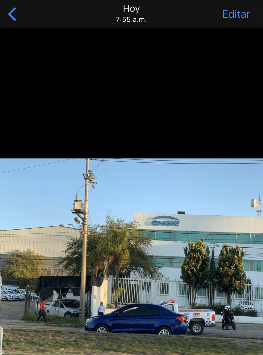 DeyBeaN's tweet photo. @IMEPLAN @JaliscoVial @zona3noticias @Trafico_ZMG @PabloLatapi @torreszam @hederzona3 Caos vial en LzCardenas de nodo revolución a Expo ganadera por obras en Lateran y además vialidad deteniendo trailers en la única salida a lateral deberían hacerlo a nivel del perímetro marcado. https://t.co/REmhtZgL2k