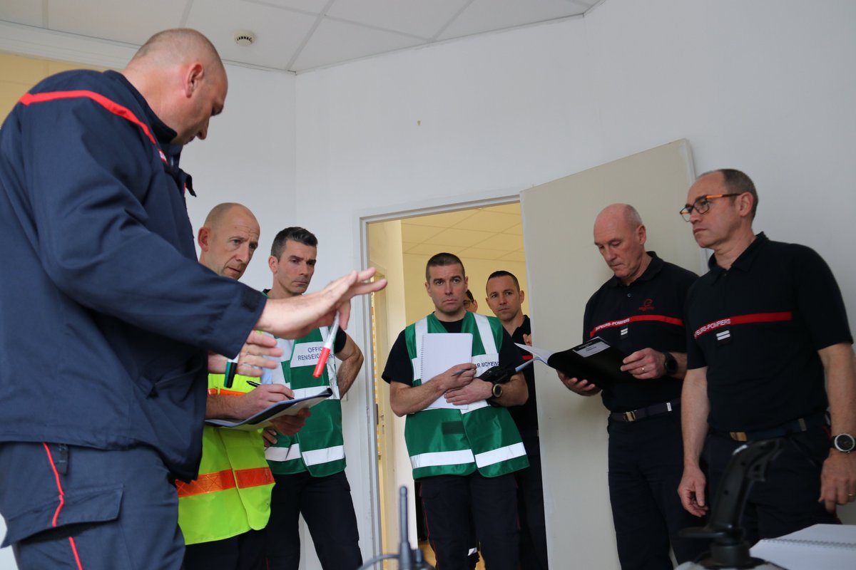 SDIS44's tweet photo. Le @SDIS44 est ravi d'accueillir cette semaine, 16 stagiaires en formation délocalisée d'intégration de lieutenant à l'@ENSOSP. 
#FILT https://t.co/EjzbyZOlKo