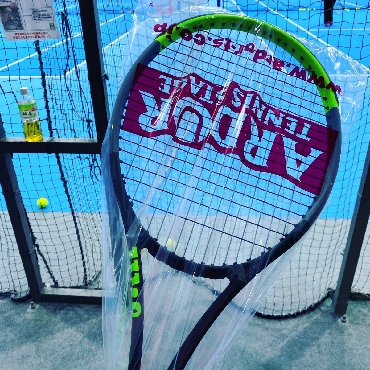 teru4454's tweet photo. 深夜のシングルス #修行 なう🎾
BLADE 100 V7.0 
バックのスピンコントロールはいい感じ。
課題は相変わらずフォアですが、ストリングスのテンション上げたからか、叩けるように段々なってきました。
#だれもがBLADERの覚醒
#Wilson
#BLADE
#BLADER
#BLADE100
#日本限定
#luxilon https://t.co/bzQlqGkGsv