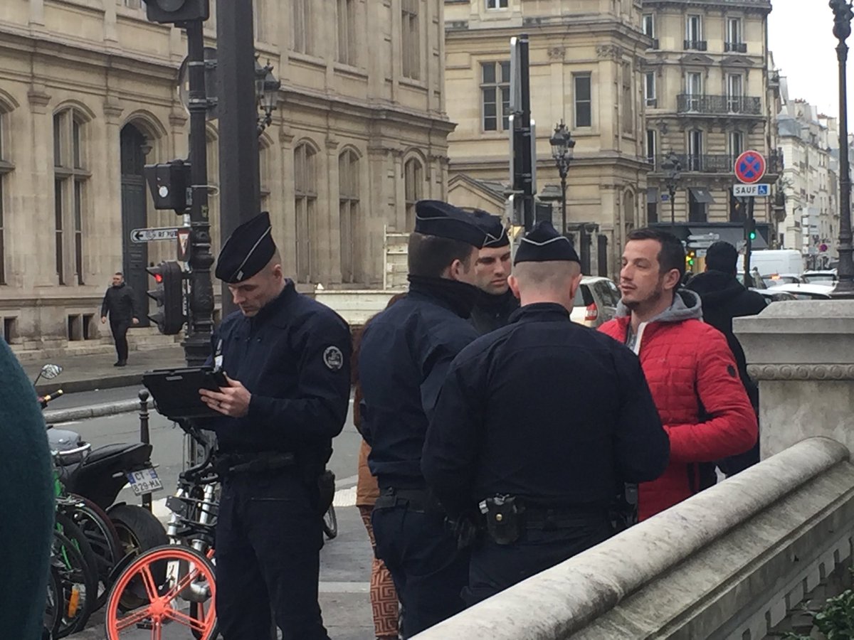 Trickpa75's tweet photo. Contrôle arbitraire des #FDO d’ @OlivierTerriot devant le #cnam avant l’arrivée de #Blanquer avec palpation de la #zigounette #olivierterriot @CerveauxNon @DidierMaisto @benjaminamar4 @IllumiReptilien @millerofficiel https://t.co/8K7mCZ4e8P