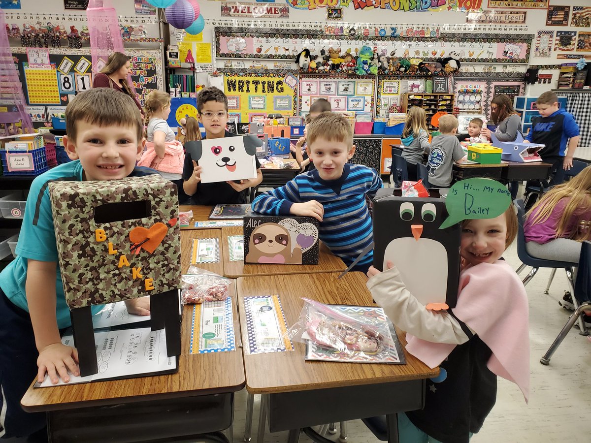 iwes2a's tweet photo. Look at all these adorable kiddos and their oh so cute Valentine boxes! ❤ #iwesraiders https://t.co/2IlwV52dh9