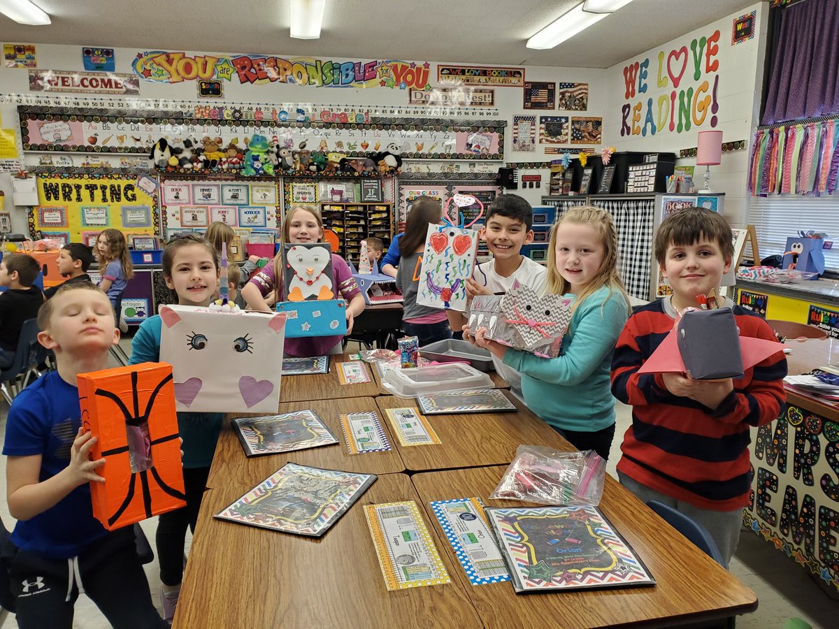 iwes2a's tweet photo. Look at all these adorable kiddos and their oh so cute Valentine boxes! ❤ #iwesraiders https://t.co/2IlwV52dh9