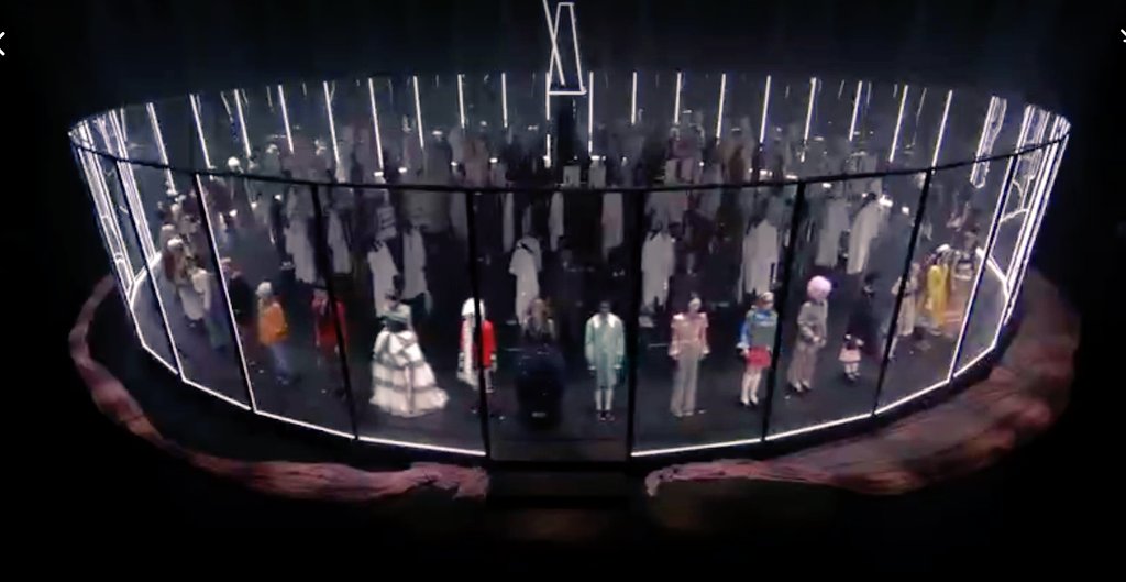 FashionweekNYC's tweet photo. Gucci Fall 2020! Alessandro Michele's creativity is on another Level. Mind Blown 🤯

#GucciFW20 https://t.co/xjJmaCyZfU