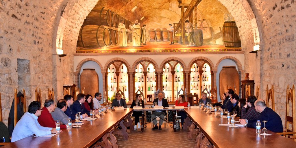 Hoy he estado representado a todos los jóvenes del medio rural de la provincia de valladolid en la reunión que hemos tenido con la consejería de agricultura, ganadería y desarrollo rural, donde nos han presentado el plan de agricultura y ganadería.#agricultura #ganaderia