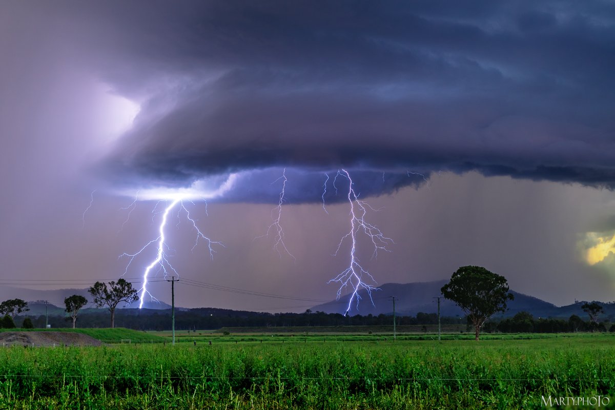 Amazing lightning display tonight near Bromelton, Qld. All pics here: marty.photo/severeweather/…