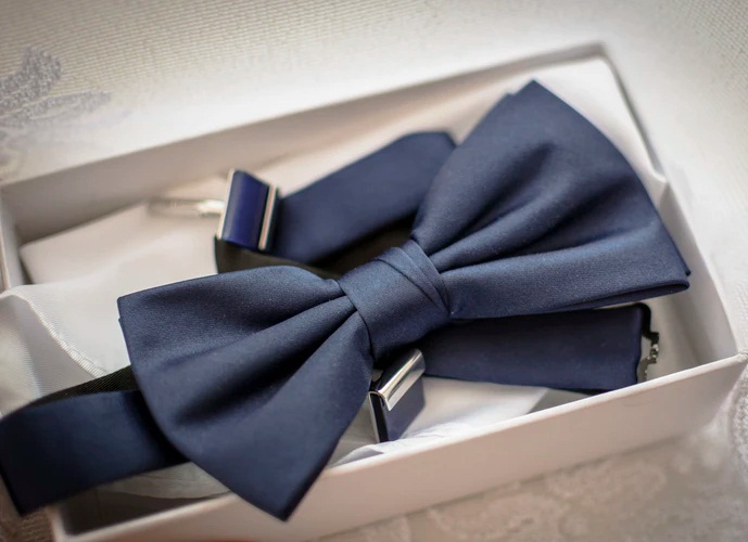 StylesMen_'s tweet photo. How to wear a bow tie for men https://t.co/yOIhXQJswb https://t.co/m2NGEl3Rj5