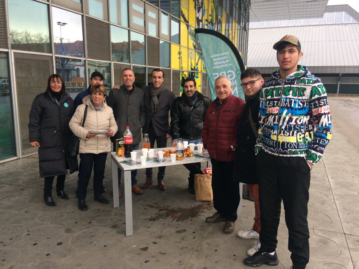 GrenobleNvAir's tweet photo. [☕️💬👥🗣️SUR LE TERRAIN]

L'équipe #GrenobleNouvelAir présente ce jour dans le quartier Mistral et heureuse du soutien actif d'Annie Deschamps ! 

#ÀvosCôtés #Municipales2020 #Laternative #Grenoble #Mistral #Projet https://t.co/2VwSJcRETI