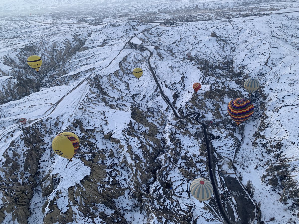 발룬을 탔다. 일출 직전부터. 
하늘에 올라 카파도니아를 내려다보고 있으니 하이한 기분이 들었다. 짜릿하다.