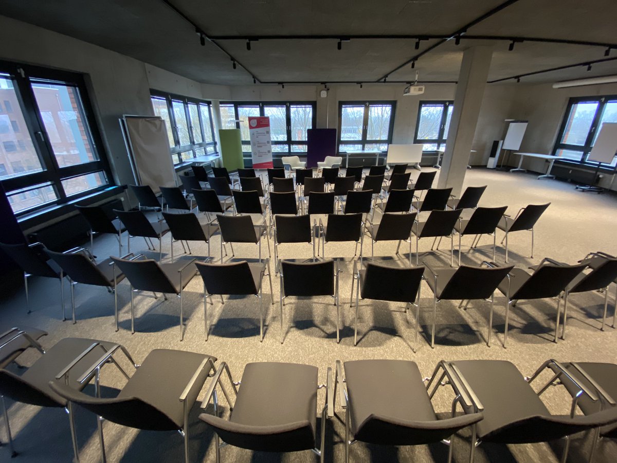Preparation of the #LSUGHH <a href="/holisticon/">Holisticon</a> with a more classical room setup. Today's topic is: How space affects interaction and behaviour. <a href="/IntegralAgile/">Johannes Schartau</a> #LiberatingStructures