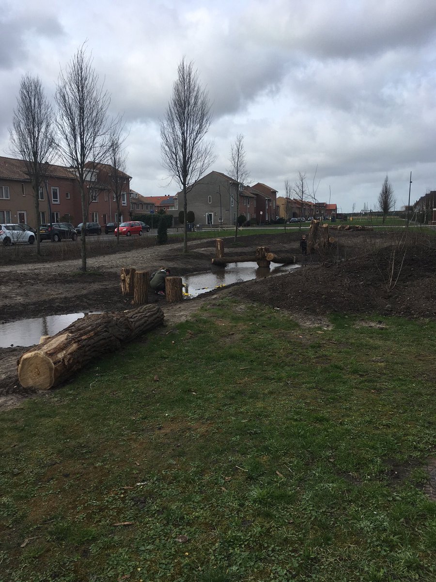 Wie doet het nog? Liggen in het hoge gras, klimmen in de bomen, appels plukken, bloemenkransen vlechten. Kinderen spelen tegenwoordig veel binnen. Tijd voor ouders, scholen kinderopvang om vaker in het groen iets te organiseren, natuur is goed voor de ontwikkeling. #natuurspelen