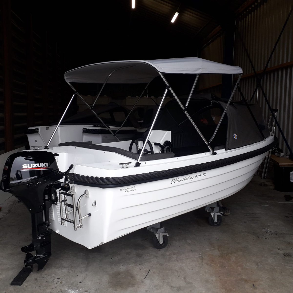 ReindersBoten's tweet image. Helemaal netjes afgebouwd en startklaar om mee te varen.

#Oldambtsloep 475X wit/wit met luxe grijze kussenset, grijze buiskap met dekkleed, HPL teaklook op de vloer, biminitop, zwemtrap, luxe stuurwiel en afgebouwd met #SUZUKI DF9.9 BRL.

#Reiderhaven #Havenkwartier #Blauwestad