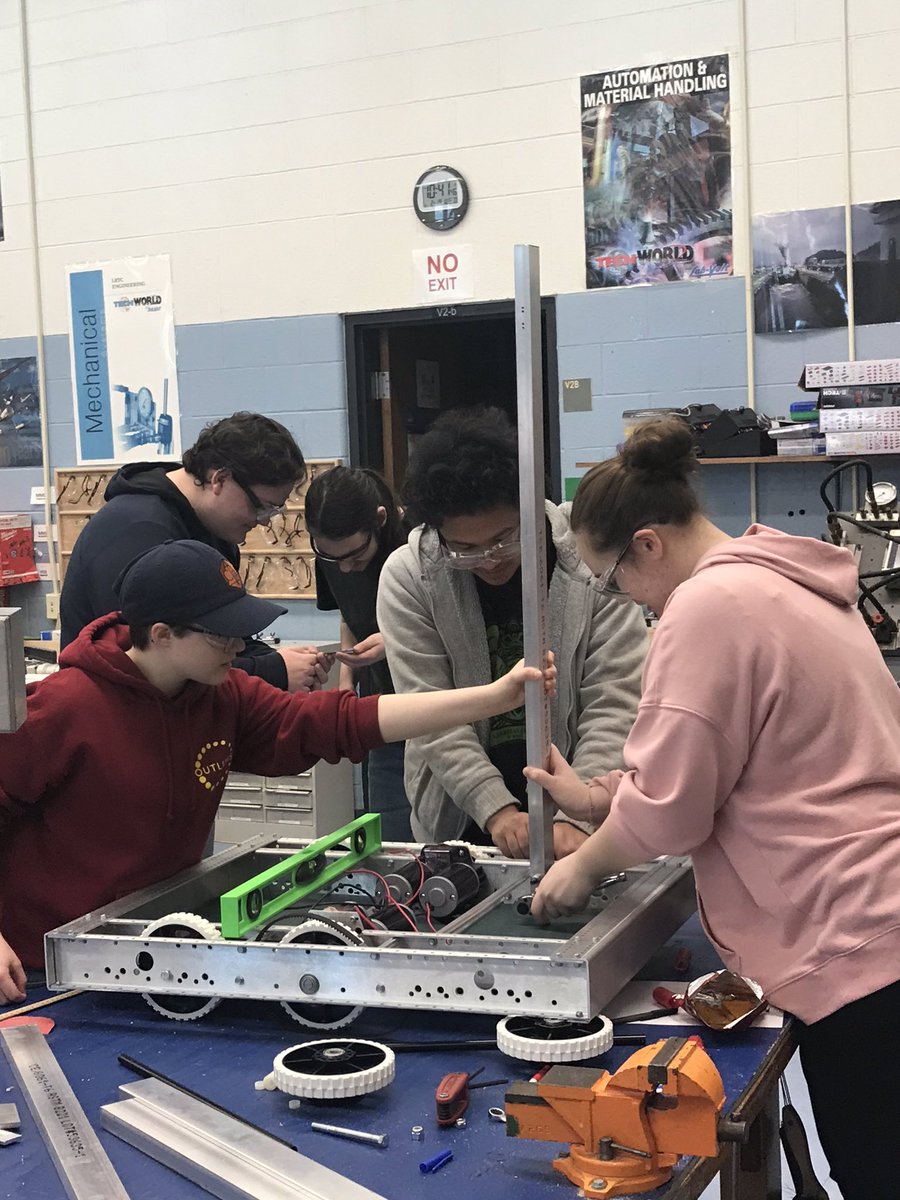 February vacation is forever changed #rookieteam #cooperatition #build #FutureLeaders <a href="/kjlanglais/">Jake Langlais</a> <a href="/Outliers_5687/">outliers</a> @supefinnlps <a href="/CSforLPS/">CSforLPS</a> <a href="/LRTC4ME/">LRTC</a>