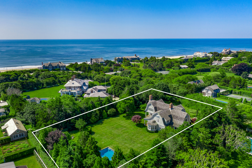MarthaGundersen's tweet photo. Lily Pond Ln is the most iconic location near the ocean in East Hampton. This beautiful home has deeded access to Main Beach and is listed for $10,995,000. Easily the best deal near the ocean. 

https://t.co/C6FDakq98K

#hamptons #realestate  #luxury #EastHampton https://t.co/UDoj8LKioK