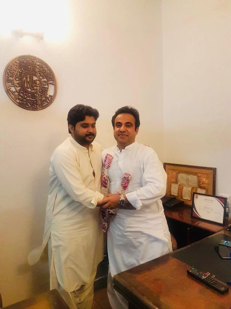 KhowajaShamsher's tweet photo. @FidaHussainPPP &amp; @Nazeer_Keerio... Abdul Gafar Brohi and Hafeez Kalhoro ko Umre ki Mubarakbad dete hue at Karachi
@AseefaBZ @BBhuttoZardari https://t.co/h1mTzQ5kxJ