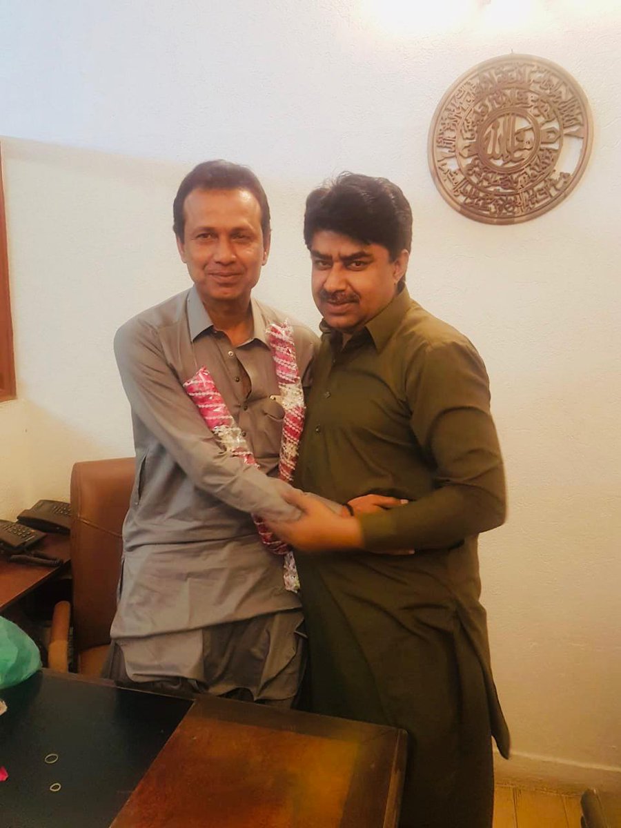 KhowajaShamsher's tweet photo. @FidaHussainPPP &amp; @Nazeer_Keerio... Abdul Gafar Brohi and Hafeez Kalhoro ko Umre ki Mubarakbad dete hue at Karachi
@AseefaBZ @BBhuttoZardari https://t.co/h1mTzQ5kxJ