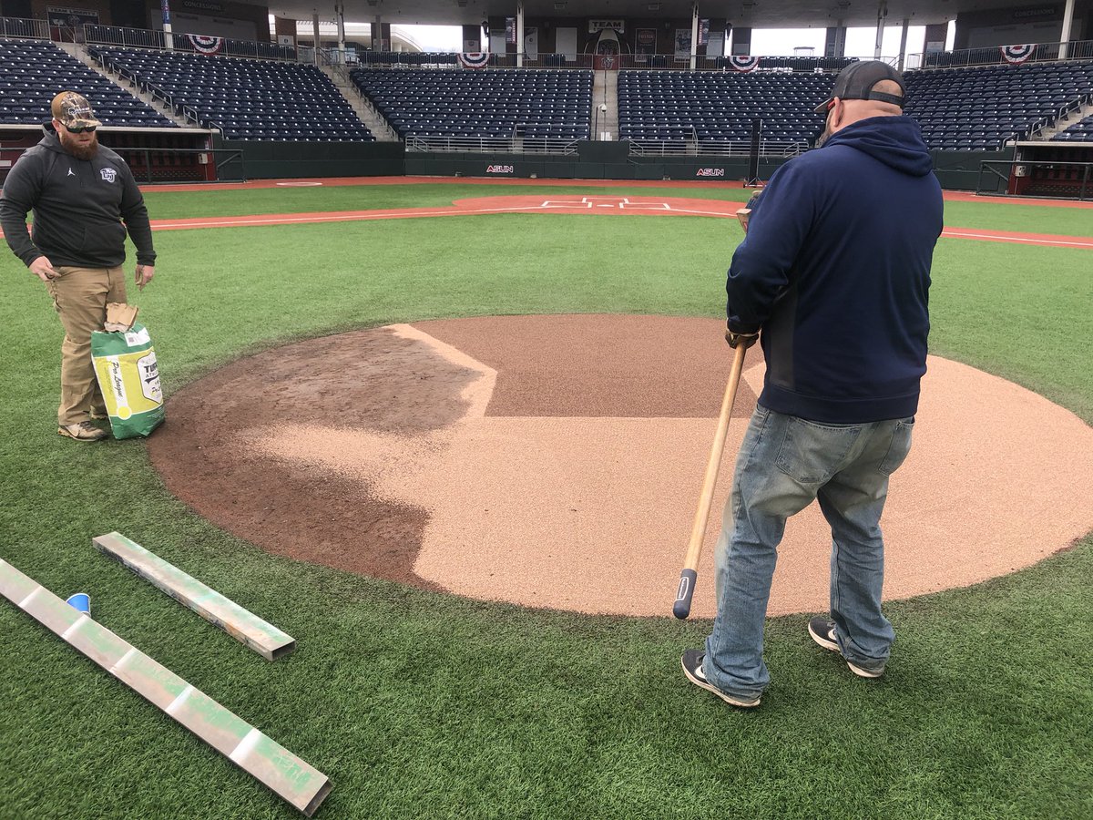 Tyler__Bergin's tweet photo. It’s that time agin @libertybaseball home opener @Turfaceproducts @DuraEdge #blackstick #heritagebrown #SportsTurf https://t.co/wwl0rkKBDk