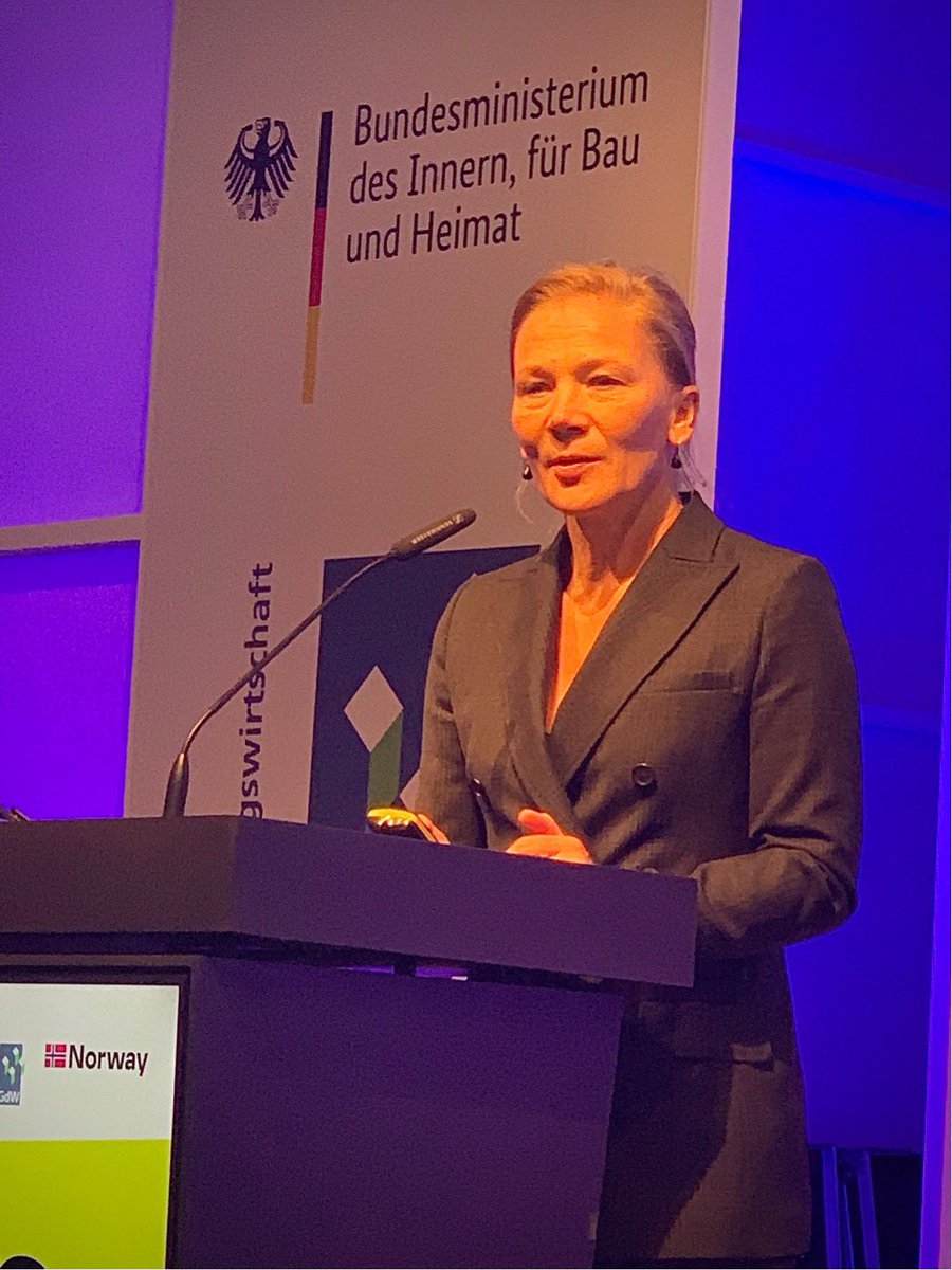 VdWRW's tweet photo. Not in my backyard" (oder vielleicht doch?) - Fachsymposium von #GdW, #BDA und #DST zur gesellschaftlichen Akzeptanz von #Wohnungsneubau u.a. mit Kathrin Möller, #GAG, auf der #bautec 2020 in Berlin @GdWWohnen @staedtetag @BDABund https://t.co/WraUFrE6Lg