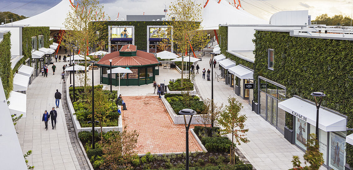 GPGBdotORG's tweet photo. Covering both sides of a plaza, Europe's largest living wall is now open to the public. https://t.co/6jJCW91AJA https://t.co/xOJAg5Uj3N