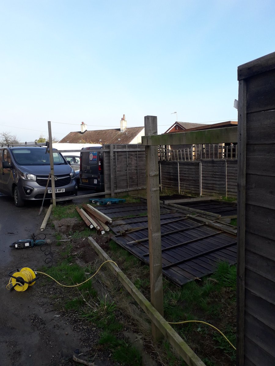 P3EMMT's tweet photo. Repair to fencing this morning in chesterfield https://t.co/YqAMMijq2d
