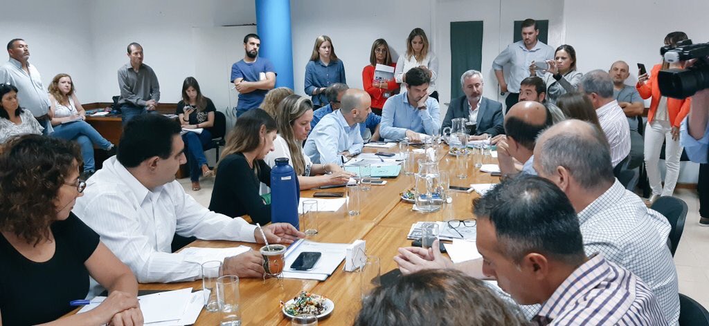 pepeousset's tweet photo. Esta mañana llevamos adelante la reunión especial de la Comisión de Legislación General  en el ⁦@cdneuquen⁩ para debatir los proyectos de Ordenanzas orientados a resolver los problemas vinculados al #hábitat en nuestra ciudad. https://t.co/mq590FgfXb