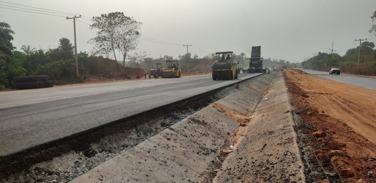 enzo_uzor's tweet photo. Eye Witness: Focus On Work In Progress On Enugu-Onitsha Expressway.
Take a cursory glance  at the Asphalt driveway thickness of Amawbia- Dunukofia LGA Headquaters, Ukpo section of  Enugu- Onitsha  Espressway

Buharism is the key to Infrastructural development in Nigeria. https://t.co/DC5NVfxNTg