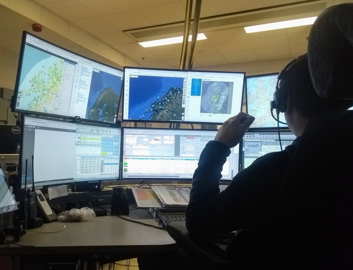 Aithne93's tweet photo. The #ambulance dispatch and call takers are based in the hospital @UNN_HF and are hard at work 24/7. The area that #tromso #HEMS #airambulance cover is immense - most of the country!! #studentparamedics #Erasmus #notenoughscreens #everyoneissonice @UWEPara @UWE_AHP https://t.co/qY9j99cuUr