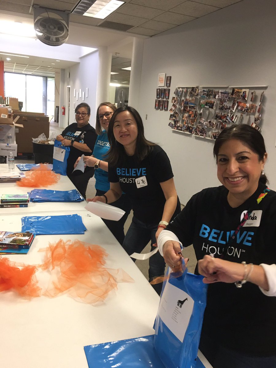 jonmcclellan's tweet photo. Thanks @ATT #BelieveHouston volunteers for partnering w @BushHoustonLit and sorting, packing and delivering 3,000 plus books for 525 students in the Houston area! #MyHomeLibrary #attemployee @ATTimpact @STXspeaks https://t.co/tUKYILXSGb