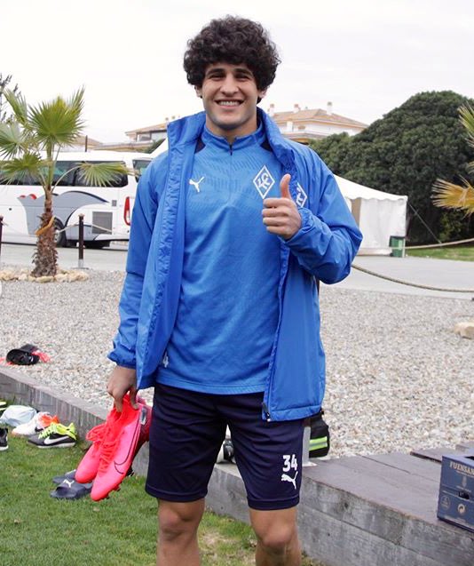 Anthropo_A's tweet photo. Ice in his veins, pink boots and curly hair. Russian league is not ready ahhh 🇮🇶🦁⚽️ #SH34 https://t.co/nlXN6alNCo