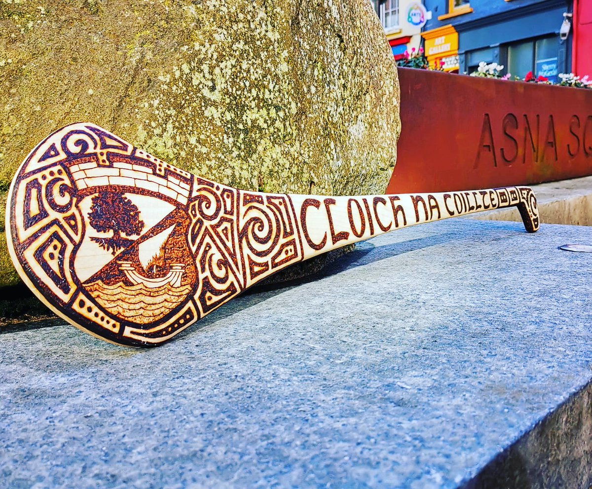 Corart87's tweet photo. @the2johnnies I hear ye make hurleys. i burn on them. a deal perhaps? 🤣#hurley #GAA #irishart https://t.co/4Yh1rYROzw